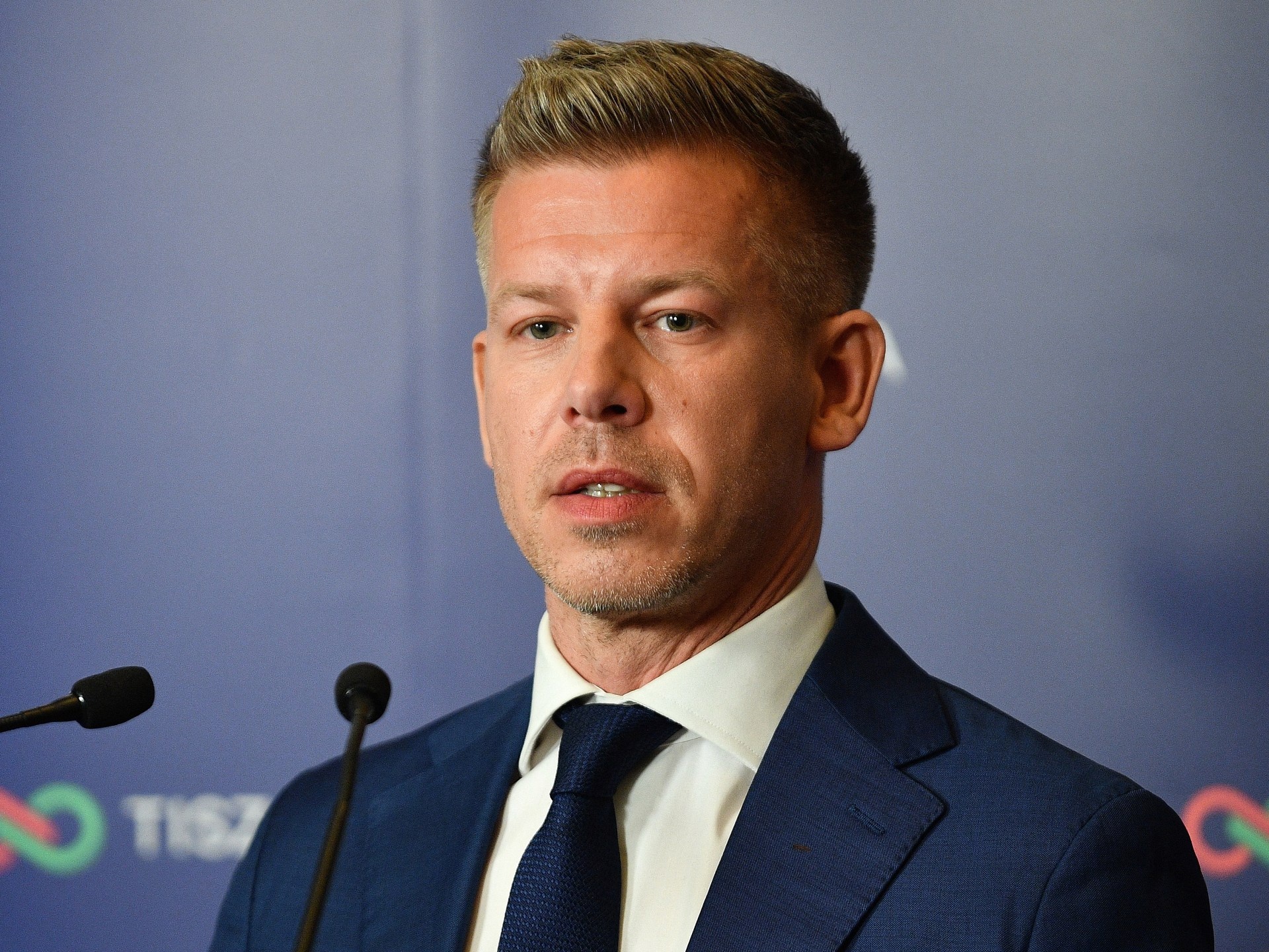 Ascensão Inesperada: Peter Magyar Desafia Hegemonia de Viktor Orbán e Reconfigura o Futuro da Hungria