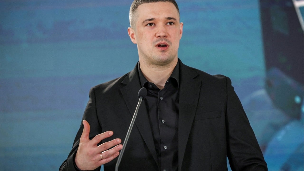 Zelensky Expõe Tensões Internas e Revela Desafios Estratégicos Cruciais para a Ucrânia